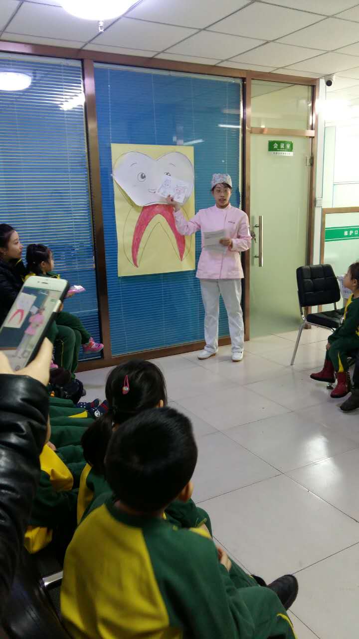 醫(yī)生為小朋友們講解口腔常識.jpg 醫(yī)生為小朋友們講解口腔常識.jpg